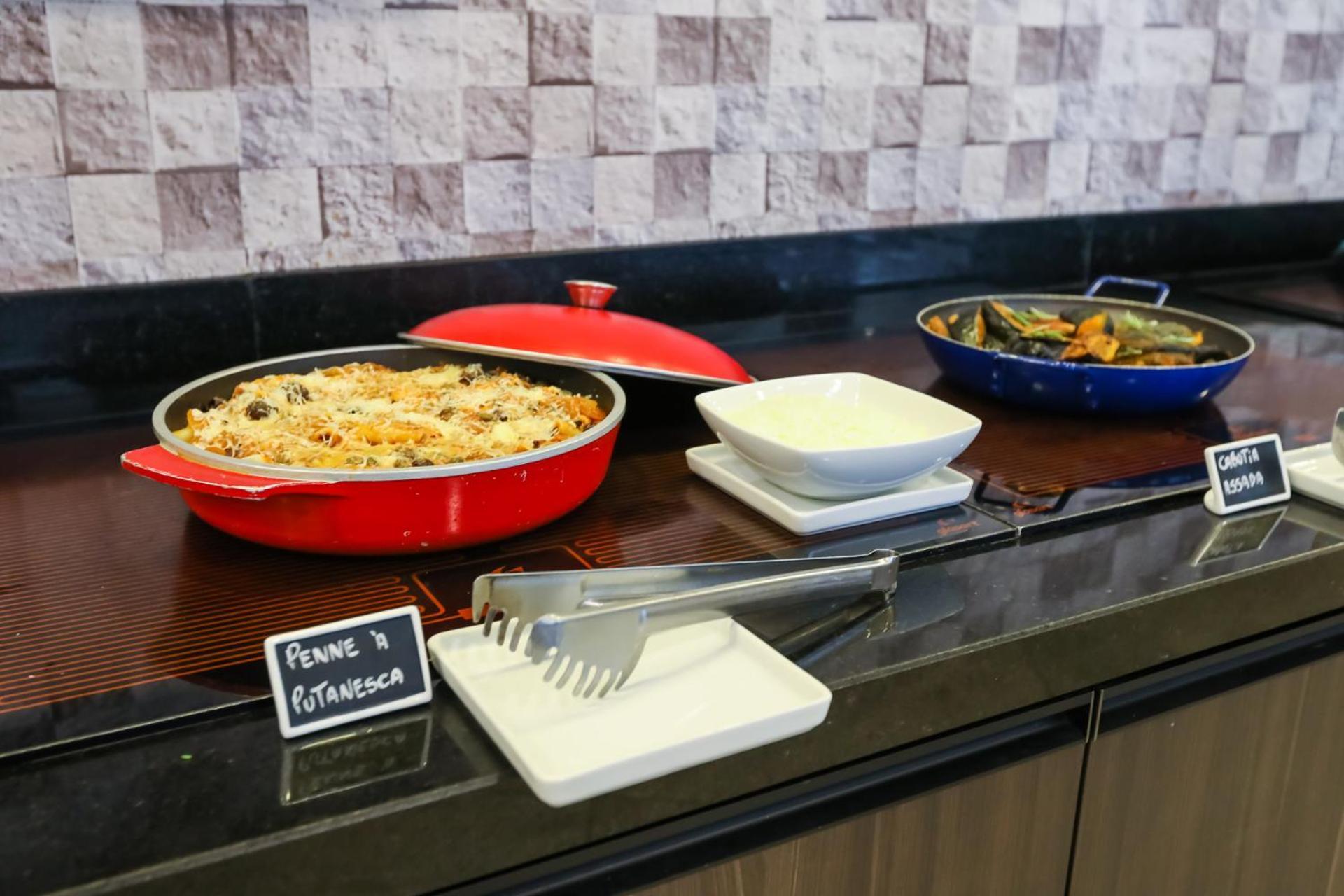 Hotel Tryp By Wyndham Ribeirão Preto Exterior foto A buffet at a restaurant