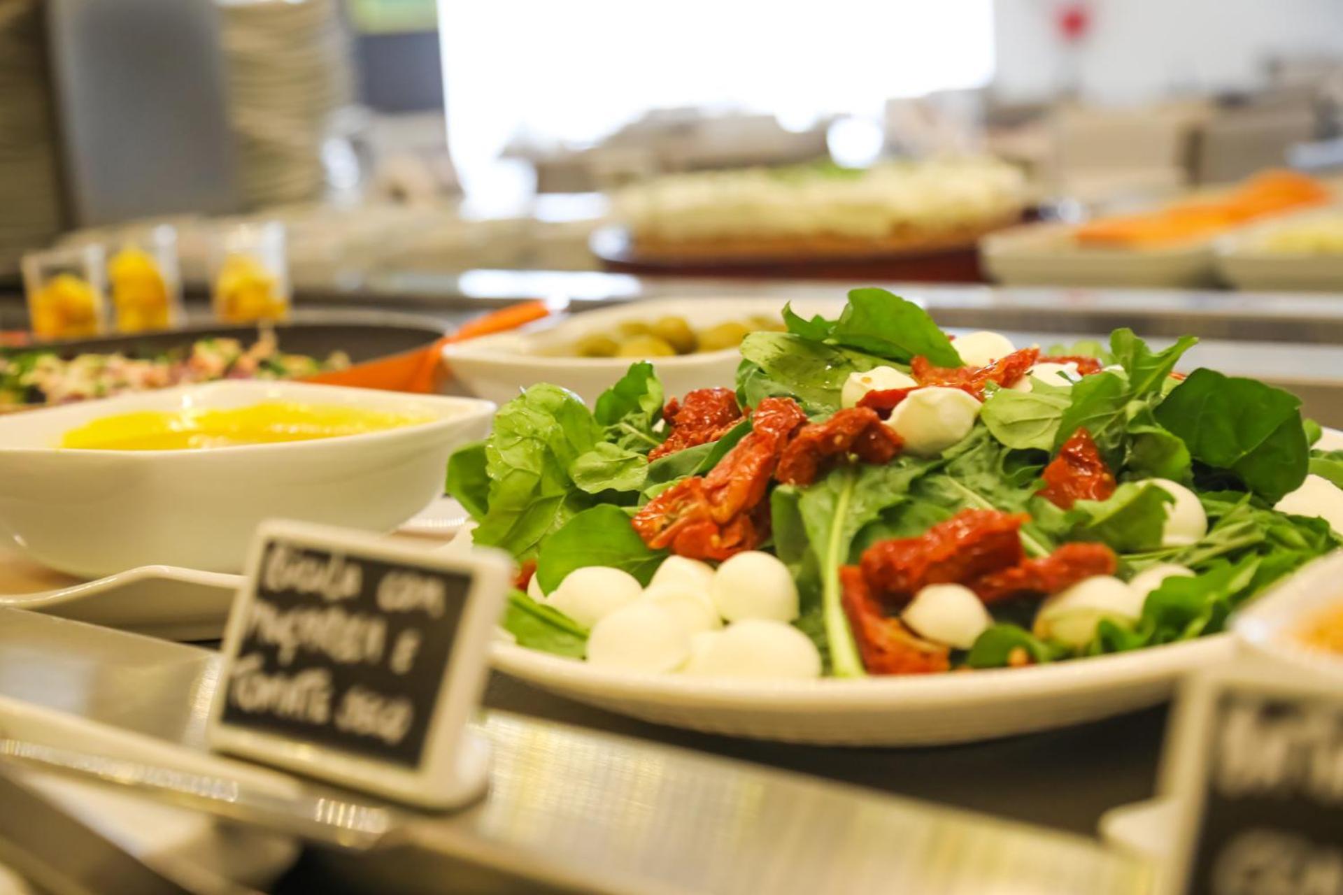 Hotel Tryp By Wyndham Ribeirão Preto Exterior foto A salad with sun-dried tomatoes