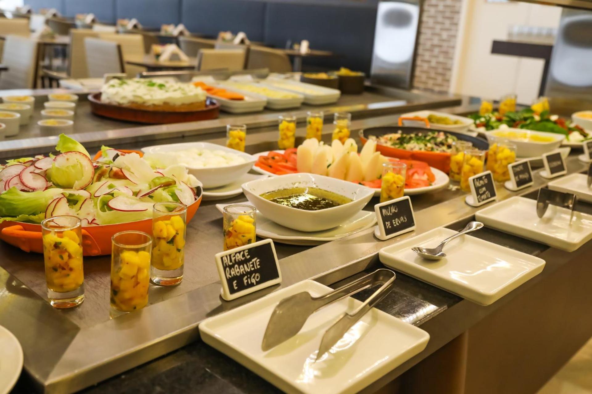 Hotel Tryp By Wyndham Ribeirão Preto Exterior foto A salad bar