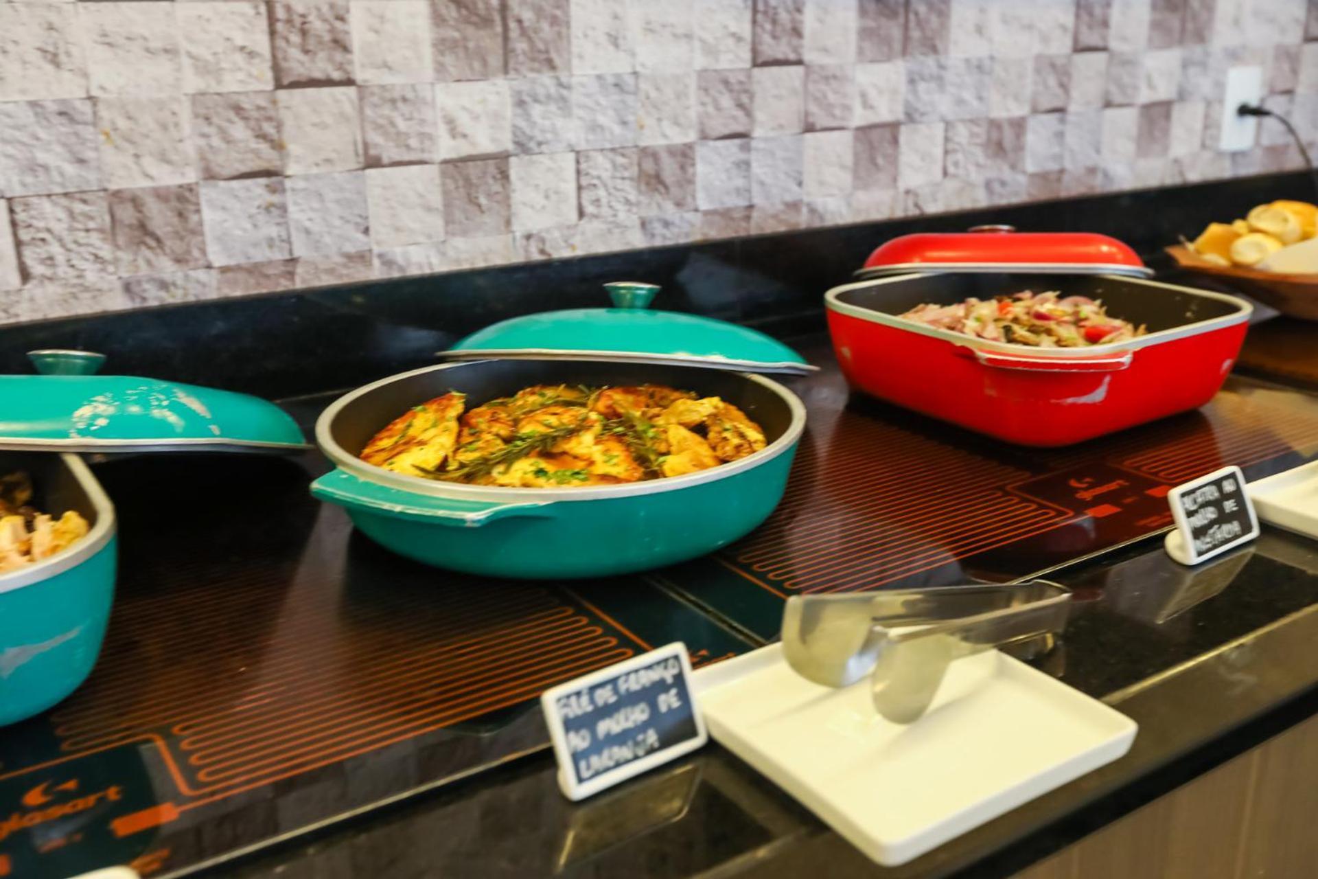 Hotel Tryp By Wyndham Ribeirão Preto Exterior foto Indian food at a buffet
