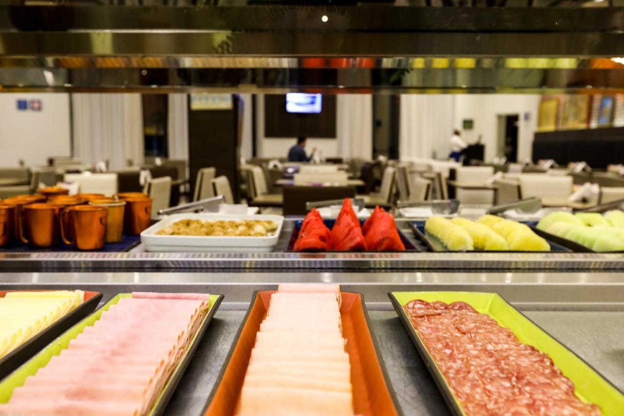 Hotel Tryp By Wyndham Ribeirão Preto Exterior foto A buffet at a hotel