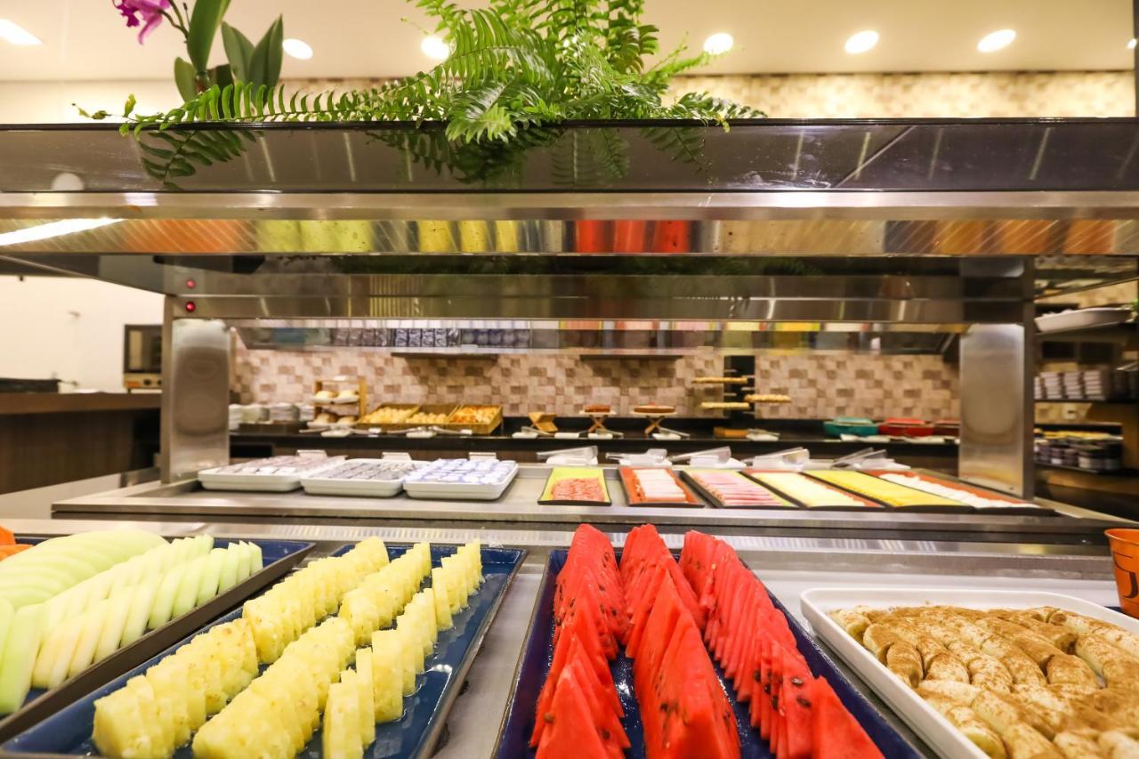 Hotel Tryp By Wyndham Ribeirão Preto Exterior foto A buffet at a hotel